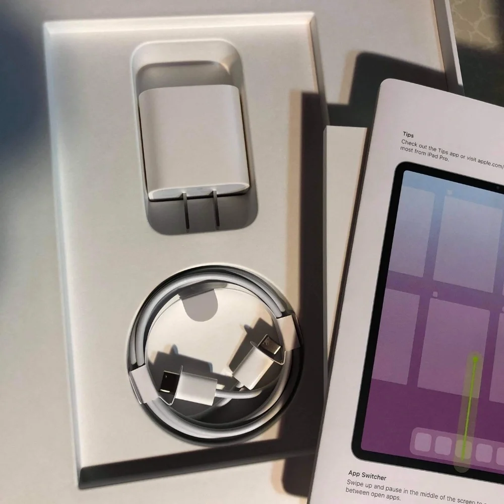 Apple iPad Pro 5th Generation 256GB,5G SIM CARD,Magic Keyboard & Apple Pencil .